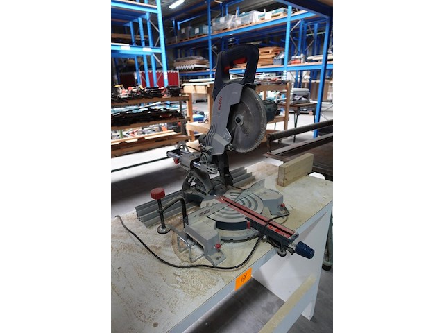 Versteekzaag bosh op houten werktafel - afbeelding 3 van  8