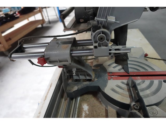 Versteekzaag bosh op houten werktafel - afbeelding 4 van  8