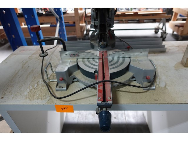 Versteekzaag bosh op houten werktafel - afbeelding 5 van  8