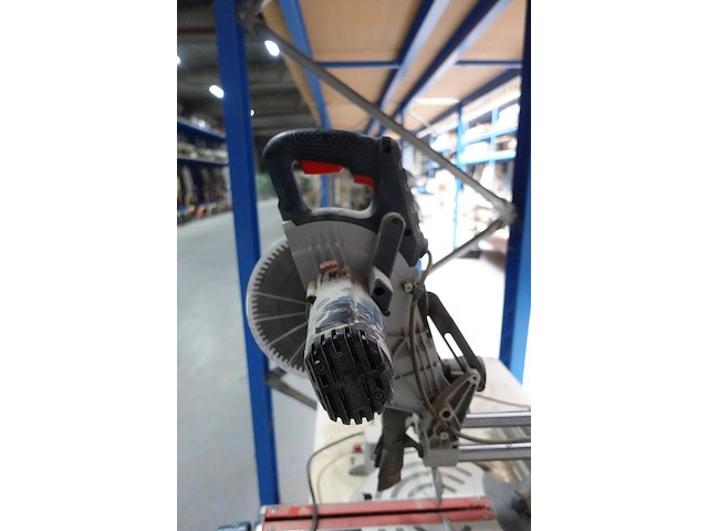 Versteekzaag bosh op houten werktafel - afbeelding 7 van  8