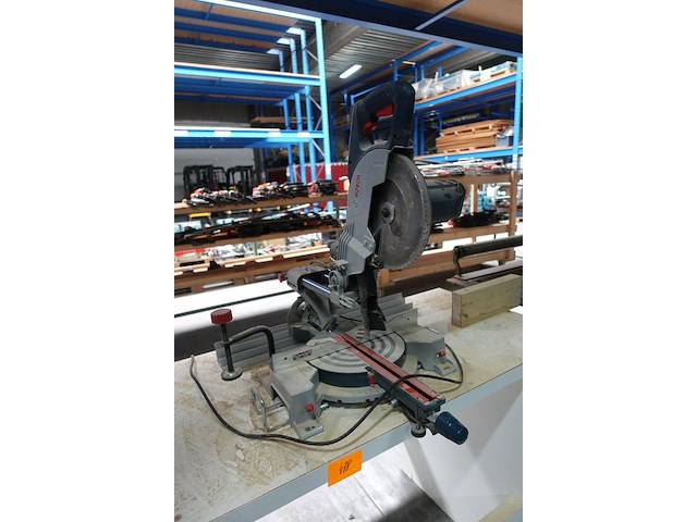 Versteekzaag bosh op houten werktafel - afbeelding 8 van  8