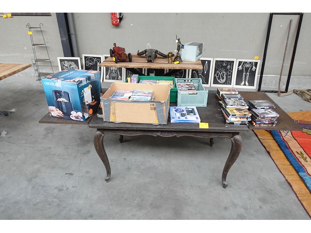Verstelbare houten tafel met diversen - afbeelding 1 van  8
