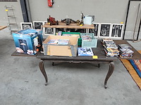 Verstelbare houten tafel met diversen - afbeelding 1 van  8