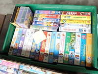 Verstelbare houten tafel met diversen - afbeelding 5 van  8