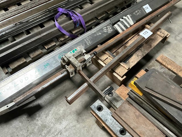 Verstelbare lengteaanslag op geleider - afbeelding 1 van  4