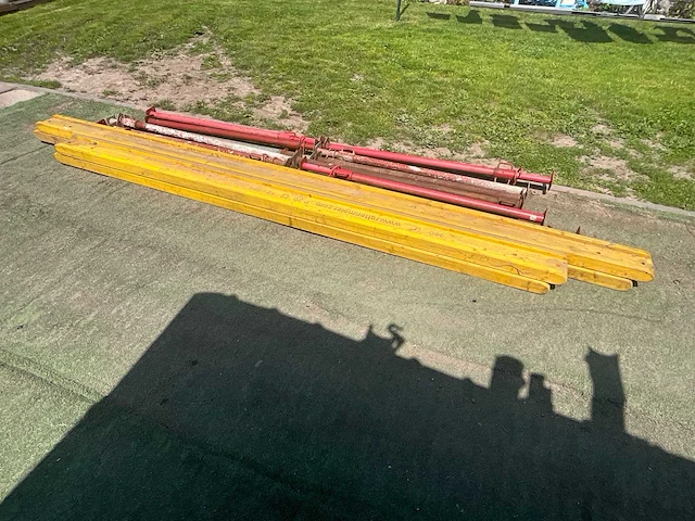 Verstelbare schroefstempels met 4 doka balken - afbeelding 1 van  4