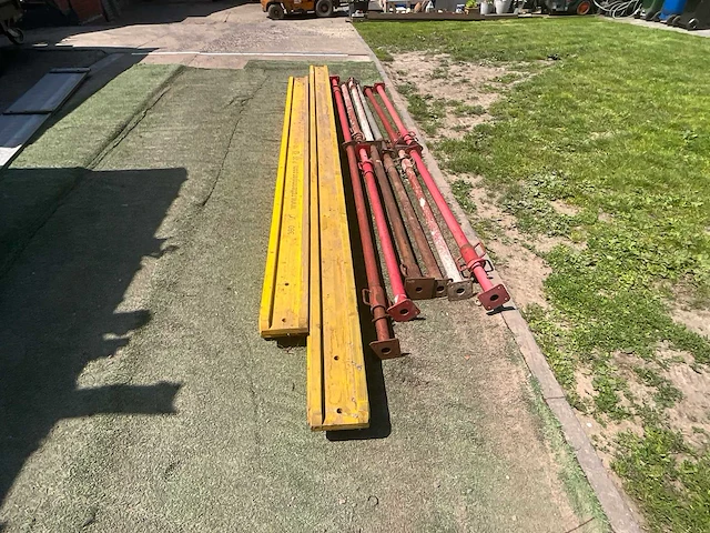 Verstelbare schroefstempels met 4 doka balken - afbeelding 2 van  4