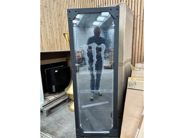 Vertical cooler " monster energy" - afbeelding 1 van  4