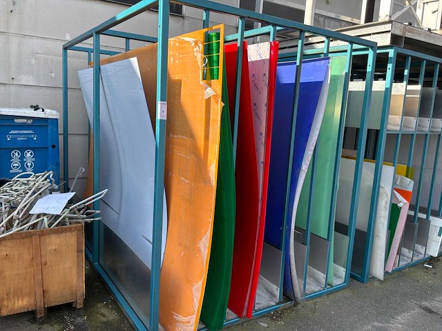 Verticale magazijnrekken voor plaatmateriaal met inhoud (4x) - afbeelding 1 van  3