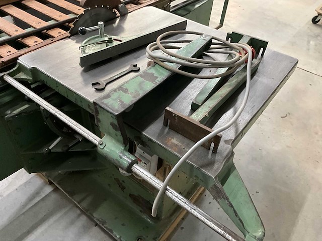 Vertongen paneelcirkelzaagmachine: robuust en functioneel - afbeelding 7 van  10
