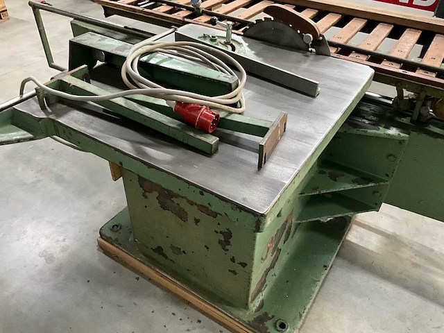 Vertongen paneelcirkelzaagmachine: robuust en functioneel - afbeelding 8 van  10