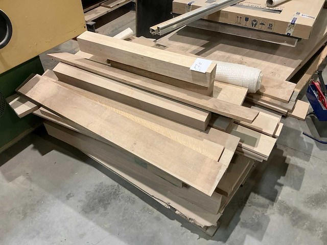 Verzaagde houten planken en balken - afbeelding 1 van  6