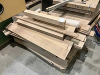 Verzaagde houten planken en balken - afbeelding 1 van  6