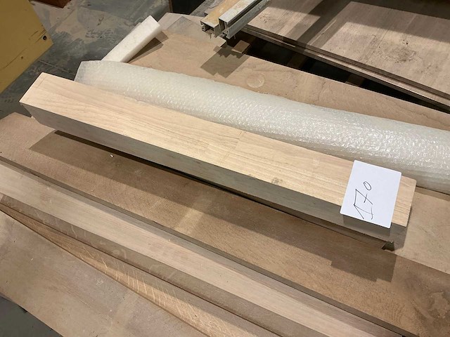 Verzaagde houten planken en balken - afbeelding 2 van  6