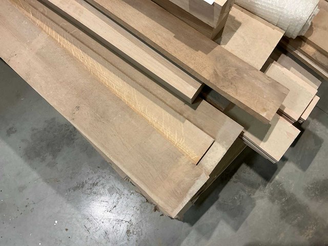 Verzaagde houten planken en balken - afbeelding 4 van  6