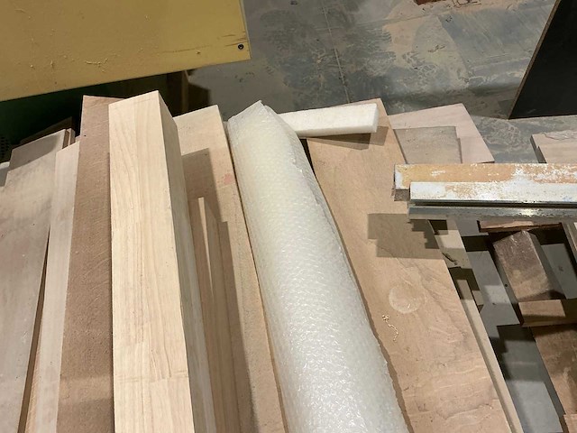 Verzaagde houten planken en balken - afbeelding 5 van  6