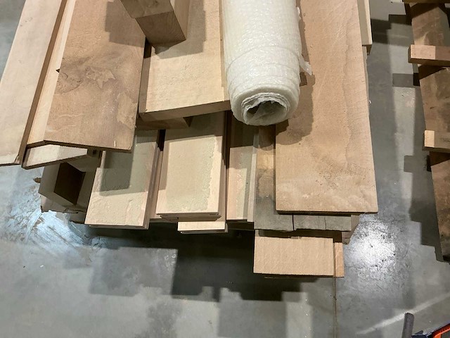 Verzaagde houten planken en balken - afbeelding 6 van  6