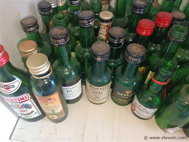 Verzamel drankflesjes leeg. 70 stuks - afbeelding 4 van  4