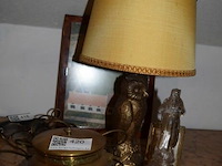 Verzameling antieke voorwerpen, koperen pot , een uillamp en een glazen beeldje. - afbeelding 1 van  3