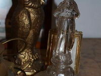 Verzameling antieke voorwerpen, koperen pot , een uillamp en een glazen beeldje. - afbeelding 2 van  3