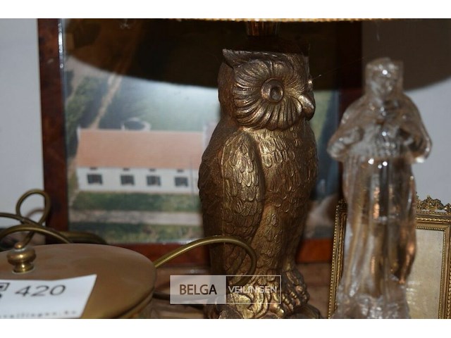 Verzameling antieke voorwerpen, koperen pot , een uillamp en een glazen beeldje. - afbeelding 3 van  3