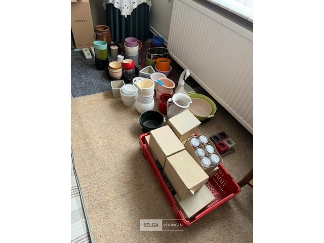 Verzameling bloempotten en glaswerk - afbeelding 1 van  4