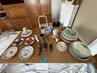 Verzameling borden en beeldjes - afbeelding 1 van  6