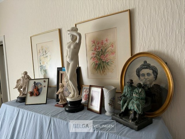 Verzameling diverse antieke en decoratieve objecten - afbeelding 1 van  6