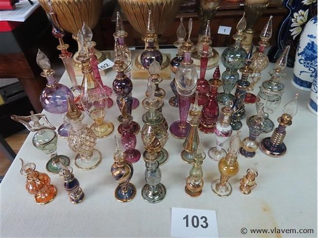 Verzameling glazen parfumflesjes 31 stuks - afbeelding 1 van  9