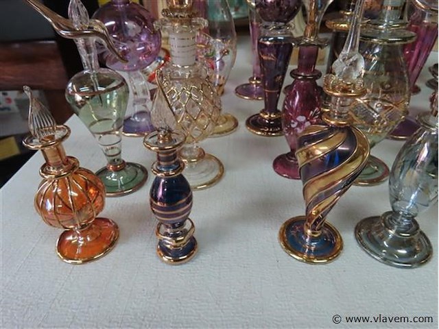 Verzameling glazen parfumflesjes 31 stuks - afbeelding 2 van  9