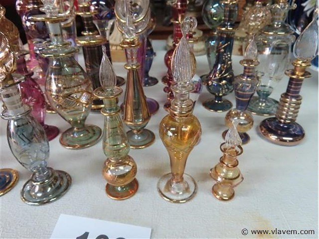 Verzameling glazen parfumflesjes 31 stuks - afbeelding 3 van  9