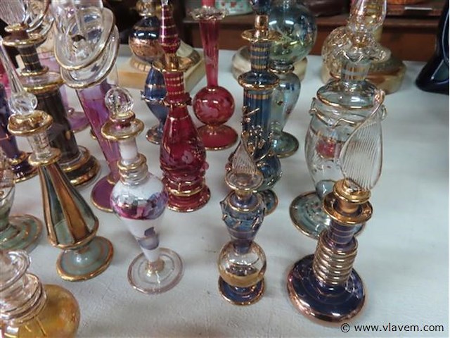 Verzameling glazen parfumflesjes 31 stuks - afbeelding 4 van  9