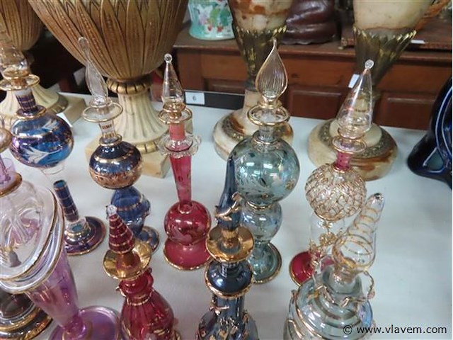 Verzameling glazen parfumflesjes 31 stuks - afbeelding 5 van  9