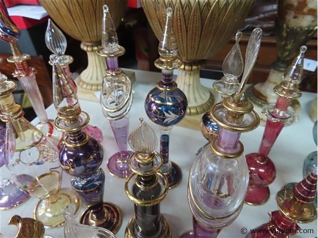 Verzameling glazen parfumflesjes 31 stuks - afbeelding 6 van  9