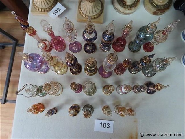 Verzameling glazen parfumflesjes 31 stuks - afbeelding 8 van  9