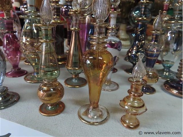 Verzameling glazen parfumflesjes 31 stuks - afbeelding 9 van  9