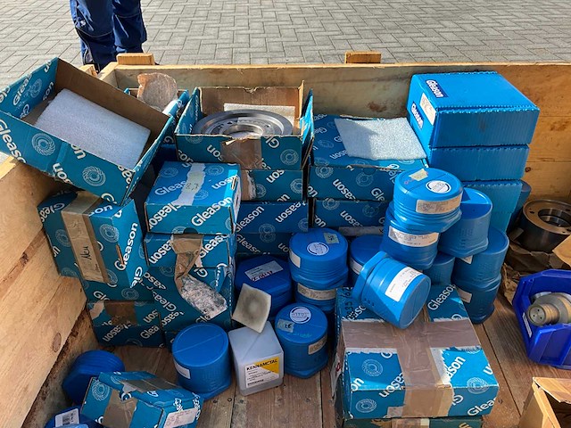 Verzameling ongebruikte freesgereedschappen - afbeelding 17 van  17