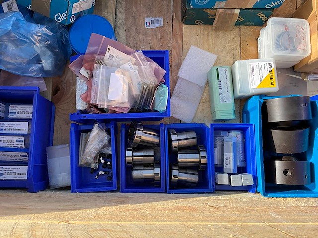 Verzameling ongebruikte freesgereedschappen - afbeelding 7 van  17