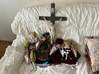 Verzameling van porseleinen poppen en crucifix - afbeelding 1 van  3