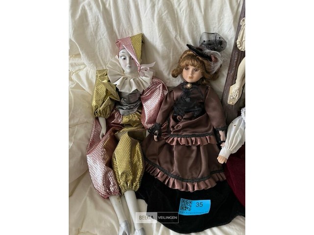 Verzameling van porseleinen poppen en crucifix - afbeelding 2 van  3