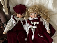 Verzameling van porseleinen poppen en crucifix - afbeelding 3 van  3