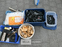 Verzameling van tegels en benodigheden - afbeelding 2 van  5