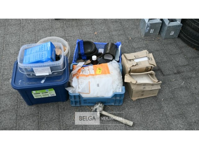 Verzameling van tegels en benodigheden - afbeelding 5 van  5