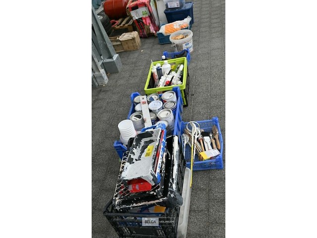 Verzameling van verf en verfgereedschap - afbeelding 1 van  4