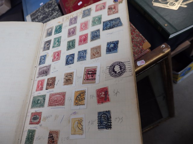 Verzameling world met oude zegels - afbeelding 1 van  7