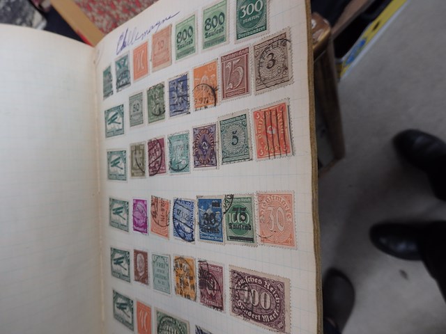 Verzameling world met oude zegels - afbeelding 2 van  7