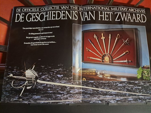 Verzameling zwaarden in houten kader met beschrijving - afbeelding 3 van  4