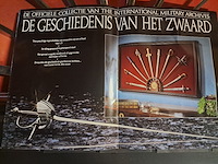 Verzameling zwaarden in houten kader met beschrijving - afbeelding 3 van  4