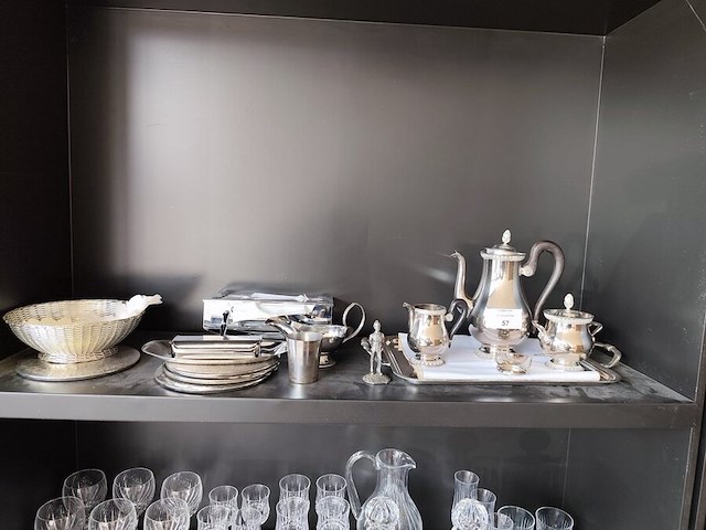 Verzilverd koffieservies met dienblad, 4 onderzetters, 3 inox schalen, broodmandje, sauspot, beeldje, tissuehouder - afbeelding 1 van  7