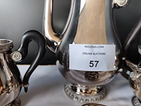 Verzilverd koffieservies met dienblad, 4 onderzetters, 3 inox schalen, broodmandje, sauspot, beeldje, tissuehouder - afbeelding 3 van  7